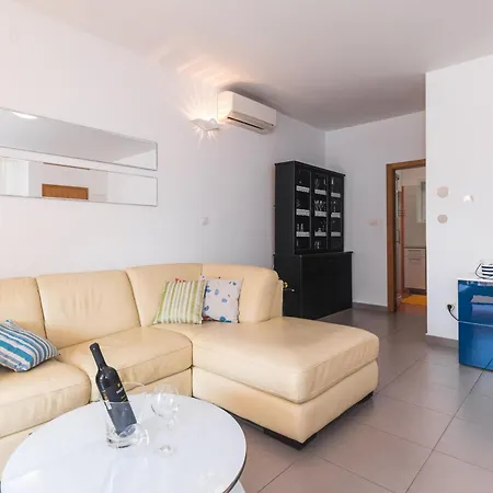 Apartament Sulina, Location *